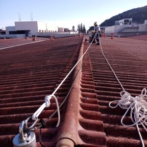 Instalar líneas de vida para proteger instalaciones en tejados de amianto