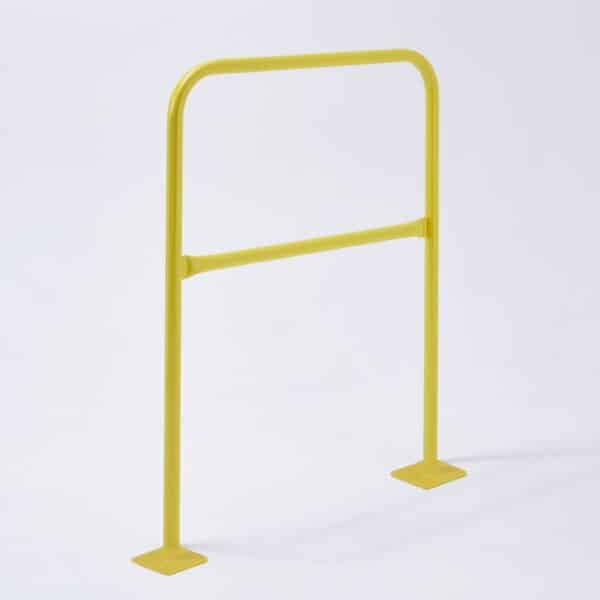 Barrera de protección, barandilla peatonal de acero. En color amarillo.