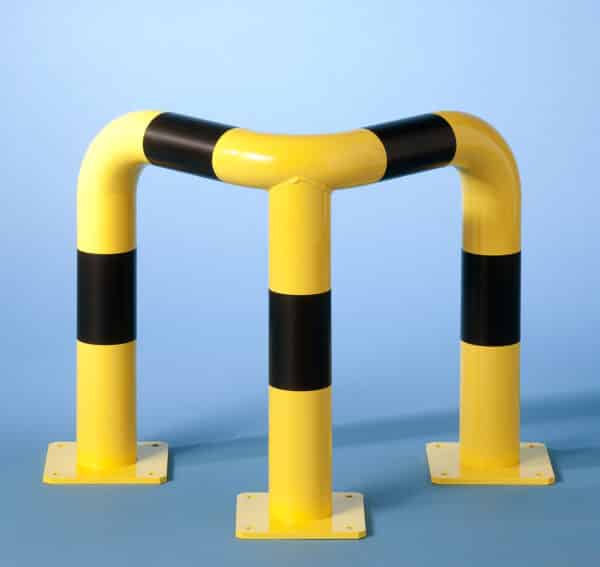 Barrera de protección de metal en amarillo y negro.
