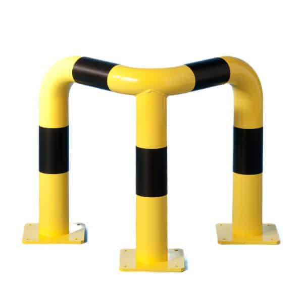 Barrera metálica para esquinas con tres bases ancladas al suelo. En negro y amarillo.
