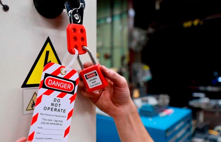 Candado loto con etiqueta de peligro" do not operate". Candado rojo "locked out" .