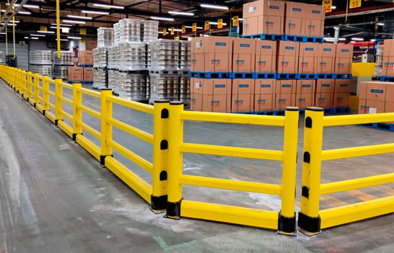 Barrera de protección, barrera que segmenta el almacén. Barrera flexible amarilla con refuerzo en parte posterior. Barrera peatonal.