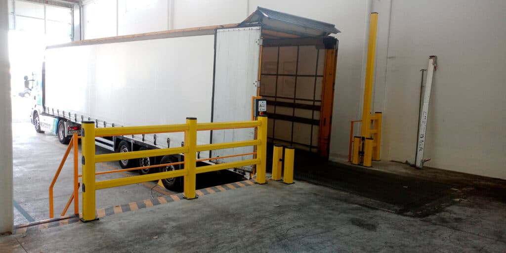 Muelle de carga con protecciones flexibles