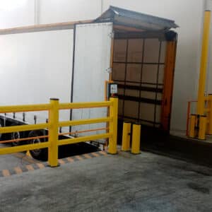 Muelle de carga con protecciones flexibles