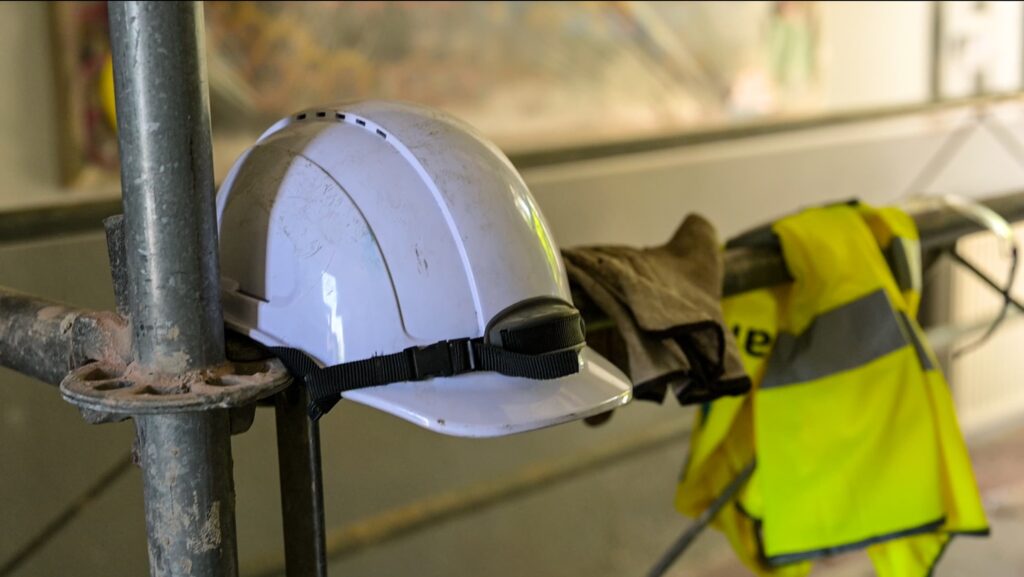 Seguridad industrial, casco de seguridad, gafas y guantes de seguridad. Chaleco de seguridad industrial.