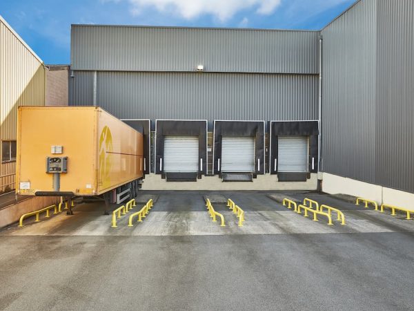 Alineador metálico en muelles de carga